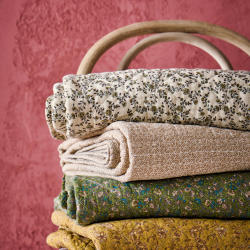 Quilt t�ppe - creme med brune blomster
