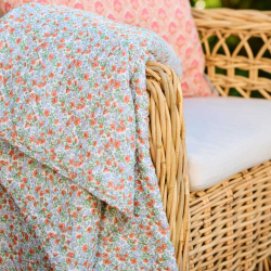 Quilt t�ppe - hvid med blomster