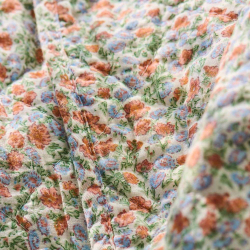 Quilt t�ppe - hvid med blomster