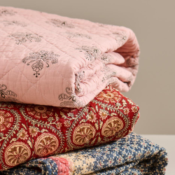 Quilt tppe - lyserdt med grt mnster