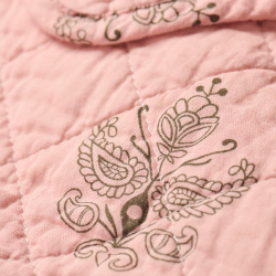 Quilt tppe - lyserdt med grt mnster