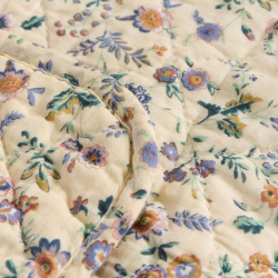 Quilt tppe - cremefarvet med lilla blomster