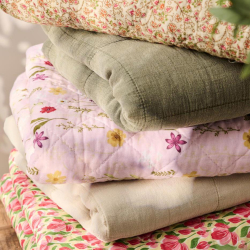 Quilt tppe - lyserd med blomster