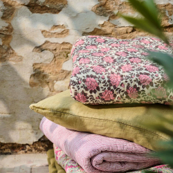 Quilt tppe - creme med lyserde blomster