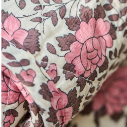 Quilt tppe - creme med lyserde blomster