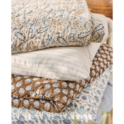 Quilt tppe brun med bl blomster