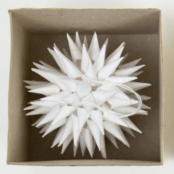 Hndlavet papirpynt - ''cones'' ornament