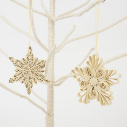 Hndlavet papirpynt - ''Quilled stars'' - hvid - 2 stk.