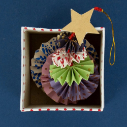 Hndlavet papirpynt - ''Christmas tree'' - multi