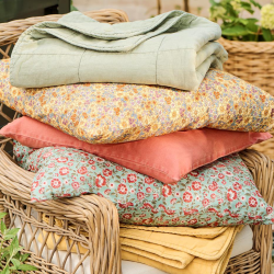 Pudebetr�k 60x60 cm. - m/gule, bl�, orange og lilla blomster