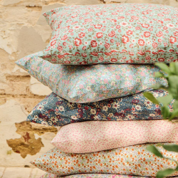 Pudebetr�k 60x60 cm. - m/off white, r�de, bl� og rosa blomster