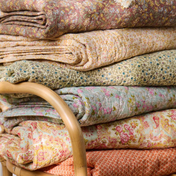 Quilt t�ppe - beige m/gule, gr�nne og hindb�rfarvede blomster