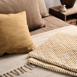 Senget�ppe creme med tynde beige striper 