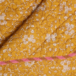 Quilt t�ppe blomstret - pink/gule blomster
