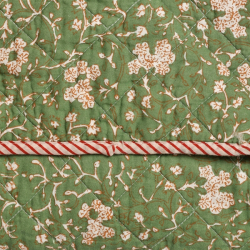 Quilt - Gr�nne blomster m. stribet bagside