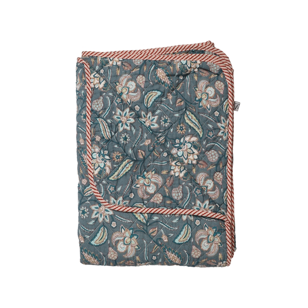 Quilt t�ppe - Bl� blomst m. r�dstribet kant