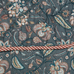 Quilt t�ppe - Bl� blomst m. r�dstribet kant