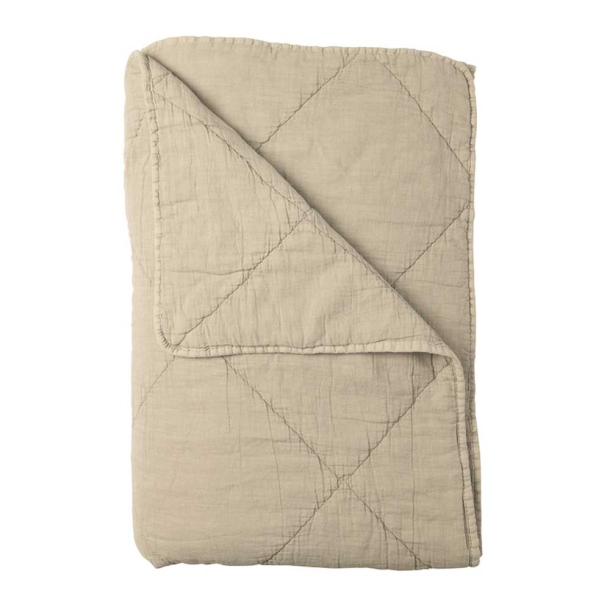 Vatteret senget�ppe i beige med en stenvasket effekt.