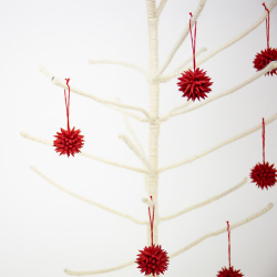 Hndlavet papirpynt - ''Quilled snow'' - rd - 6 stk. 