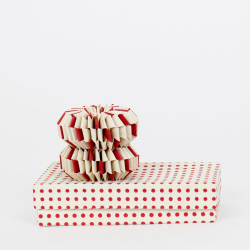 Hndlavet papirpynt - ''Spin'' - rd - 2 stk. 