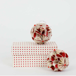 Hndlavet papirpynt - ''Flower Ball'' - rd - 2 stk. 