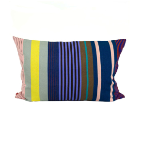 Aflangt pudebetr�k med striber i bl� og lilla farver