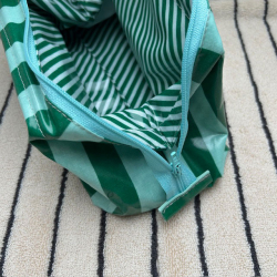 Coatet toilettaske - lille - Gr�n/mint strib