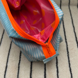 Coatet toilettaske - lille - Lysebl�/orange/pink