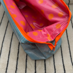 Coatet toilettaske - stor - Lysebl�/orange/pink