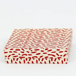 Hndlavet papirpynt - ''Quilled stars'' - rd - 2 stk.