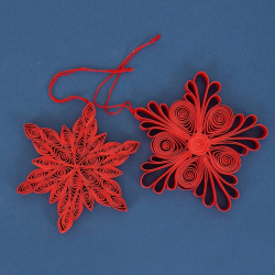 Hndlavet papirpynt - ''Quilled stars'' - rd - 2 stk.
